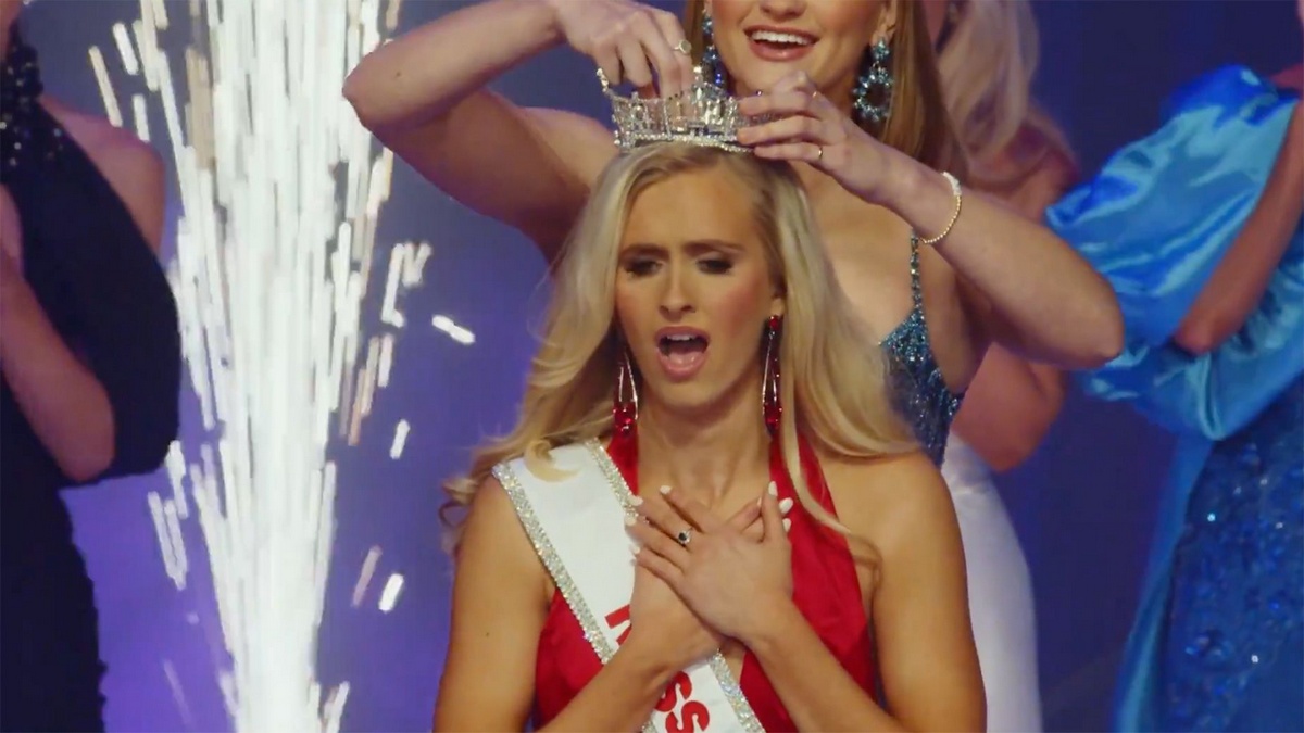 É um avião! Conheça a Miss América 2024, que também pilota um Caça pra USAF 136755431 original | Curiosidades | beleza, caça, concurso, guerra, miss, Mulher, piloto, USAF