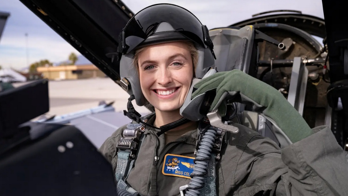 É um avião! Conheça a Miss América 2024, que também pilota um Caça pra USAF 136758743 original | Curiosidades | beleza, caça, concurso, guerra, miss, Mulher, piloto, USAF