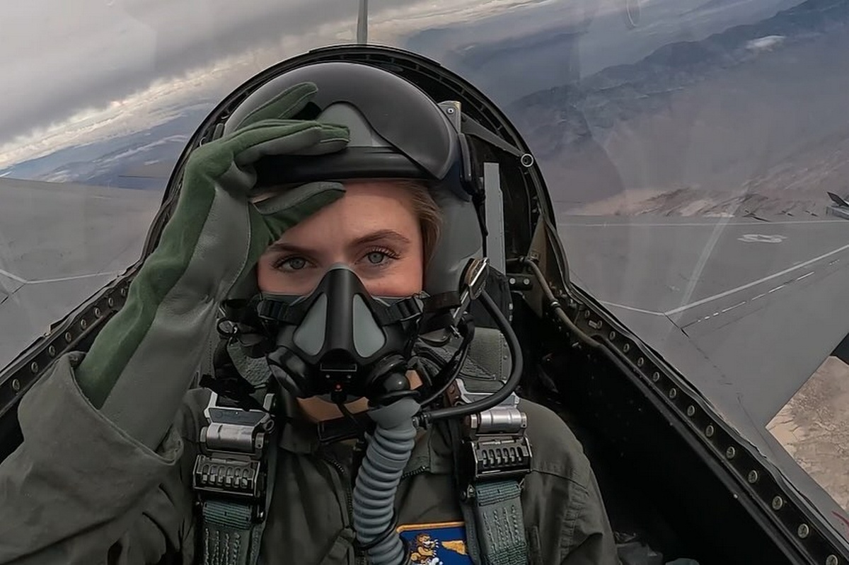 É um avião! Conheça a Miss América 2024, que também pilota um Caça pra USAF 136759121 original | Curiosidades | beleza, caça, concurso, guerra, miss, Mulher, piloto, USAF