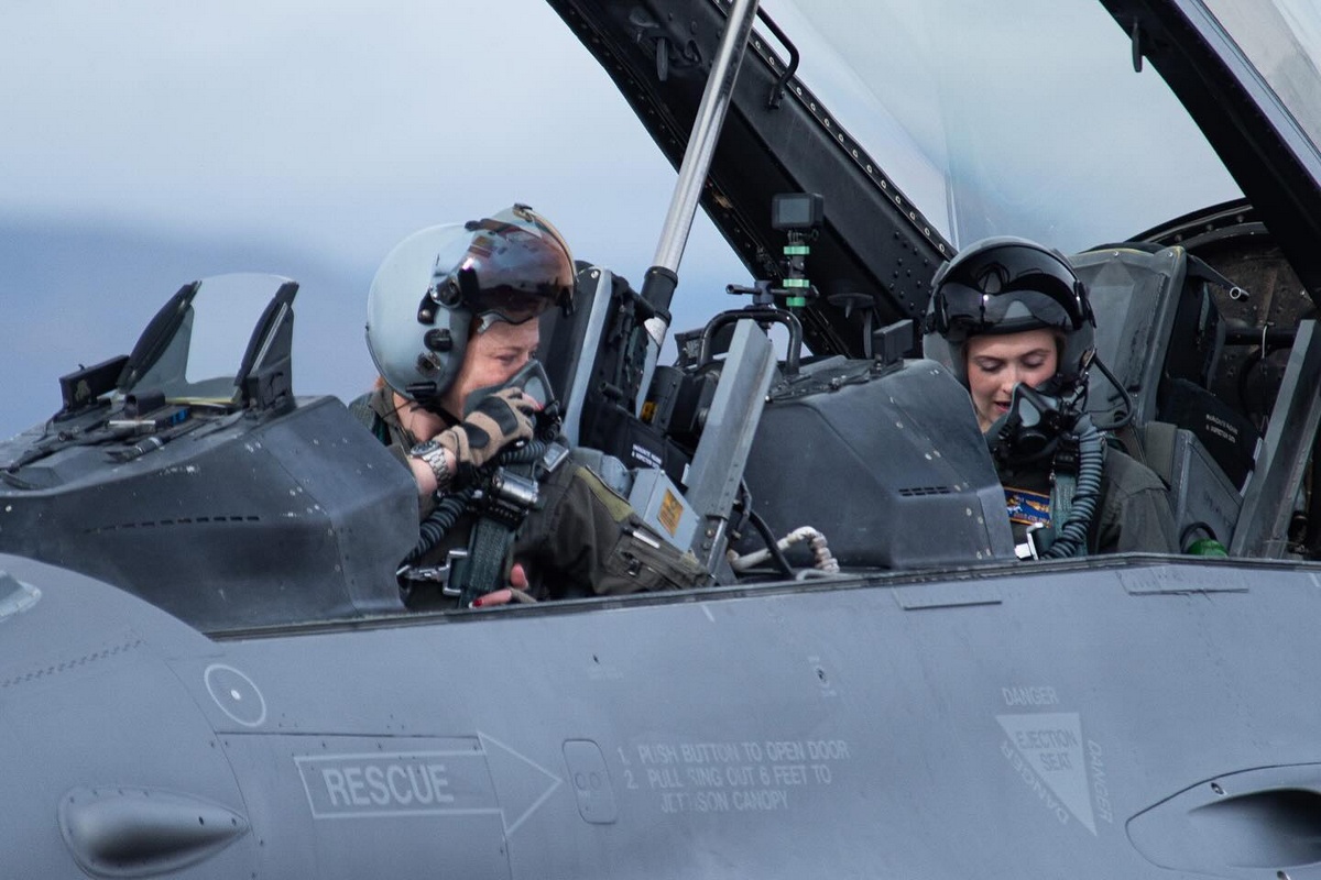 É um avião! Conheça a Miss América 2024, que também pilota um Caça pra USAF 136759455 original | Curiosidades | beleza, caça, concurso, guerra, miss, Mulher, piloto, USAF