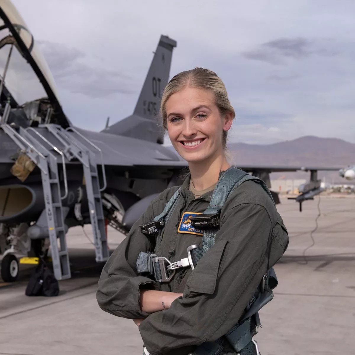 É um avião! Conheça a Miss América 2024, que também pilota um Caça pra USAF 136759976 original | Curiosidades | beleza, caça, concurso, guerra, miss, Mulher, piloto, USAF