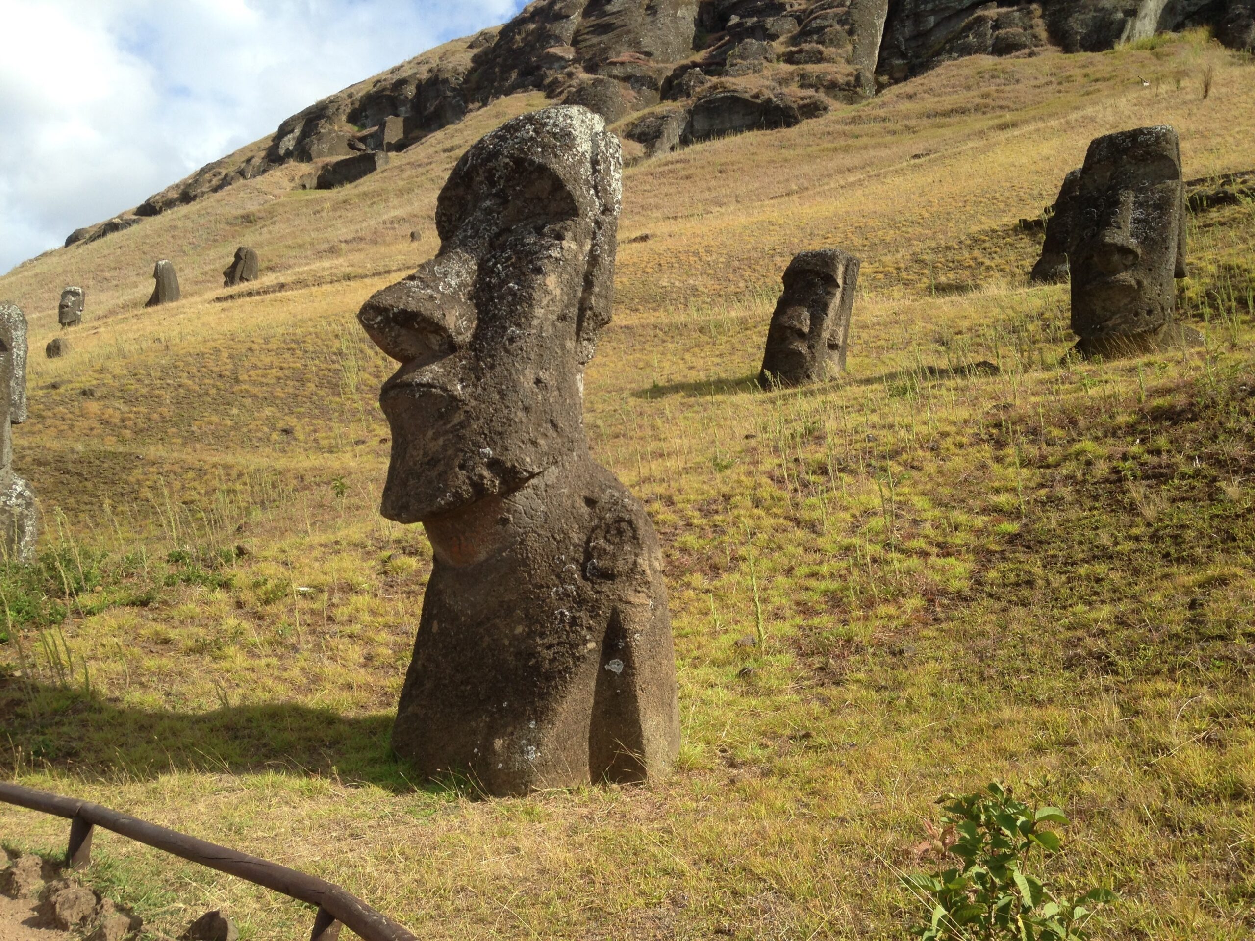 Os mistérios da ilha de Páscoa Cantera de Moais Rano Raraku scaled | Curiosidades | curioso, ilha, lugares, pascoa