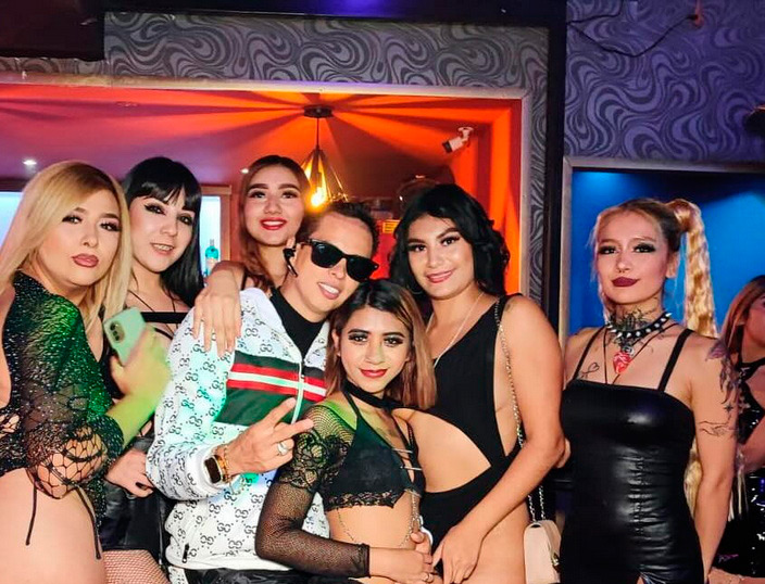 "Uma para cada dia da semana": Conheça o cara que vive com sete mulheres mulezada | Curiosidades | bizarro, curioso, incrpivel