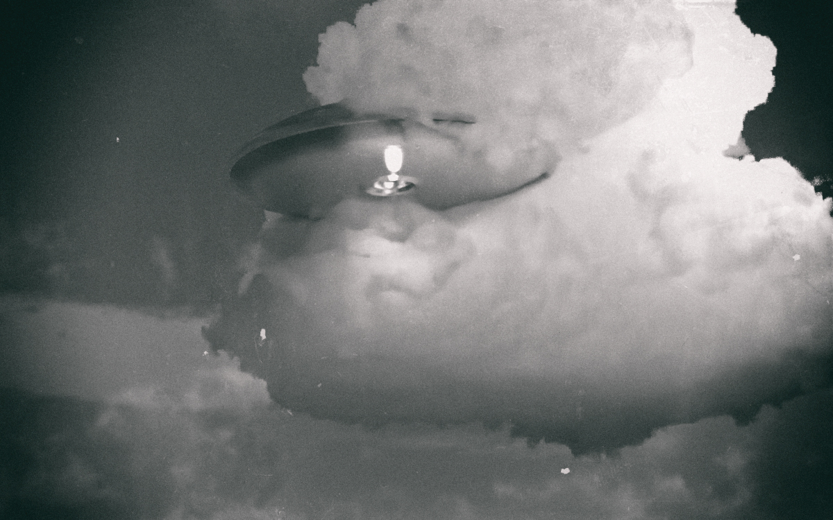 UFO theme artworks nave entre nuvens2 | Arte | alien, art, Arte, design, illustration, ufo