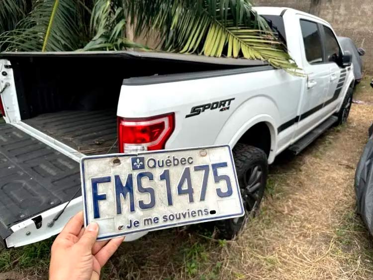 O carro roubado no Canadá que apareceu na África Canadian license plates still on them | Curiosidades | carros, curiosidades, roubo