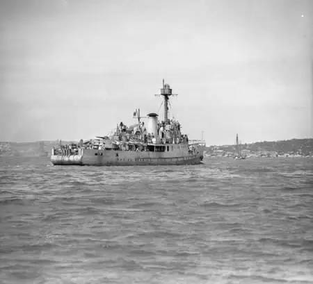 O navio que se disfarçou de ilha para não ser afundado HMAS Abraham Crijnssen in Sydney Harbour 1942 | Curiosidades | guerra, navio, segunda guerra mundial, truque