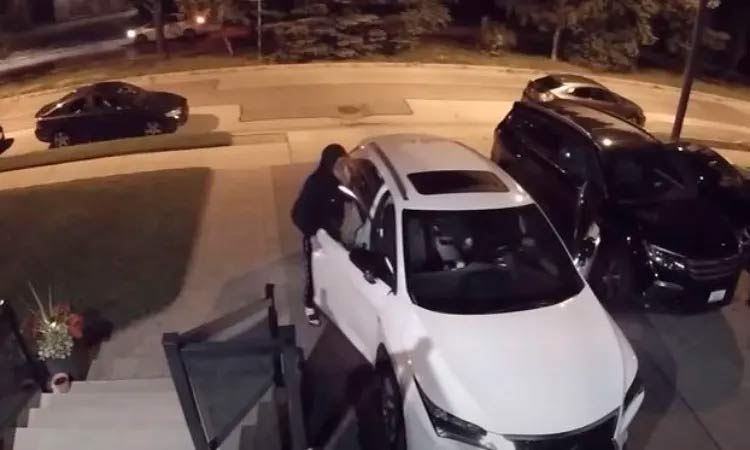 O carro roubado no Canadá que apareceu na África In 2022 more than 27000 cars were reported stolen in Toronto | Curiosidades | carros, curiosidades, roubo