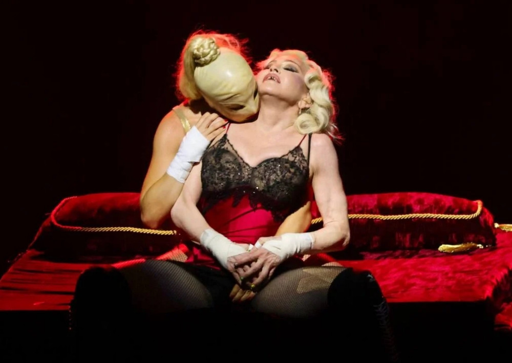 Mais do mesmo e a condenação de viver o personagem 6637a978ca843 | Textos | madonna, show, Textos