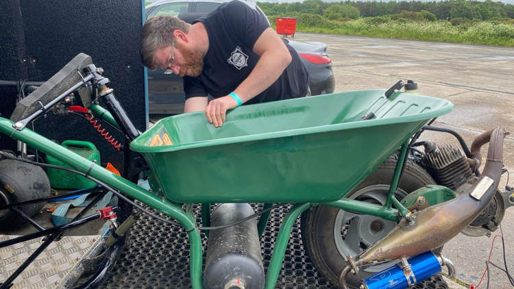 O carrinho de mão mais rápido do mundo fastest wheelbarrow4 | Curiosidades | curiosidade, incrível, recorde