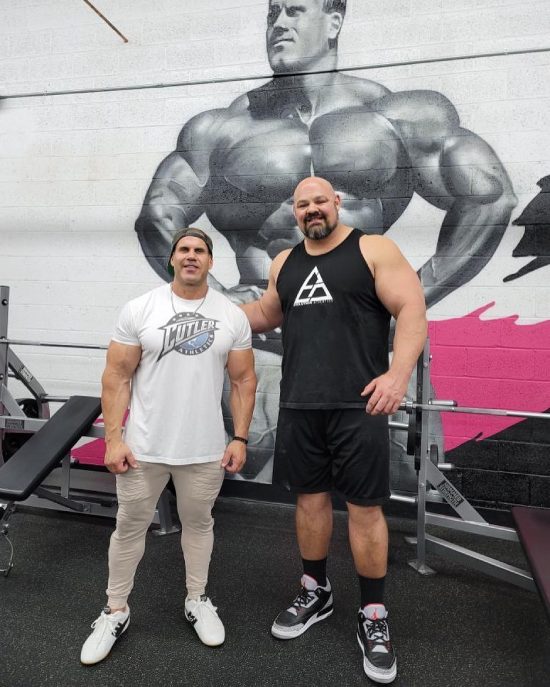 O cara que é tão forte que faz o fisiculturista parecer uma criancinha Brian with professional bodybuilder | Curiosidades | forte, gigante, incrível