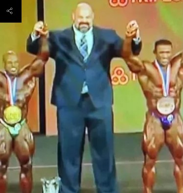 O cara que é tão forte que faz o fisiculturista parecer uma criancinha Captura de tela 2024 07 04 154732 | Curiosidades | forte, gigante, incrível