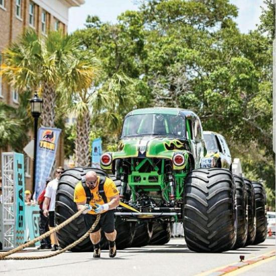 O cara que é tão forte que faz o fisiculturista parecer uma criancinha Strongest Man | Curiosidades | forte, gigante, incrível
