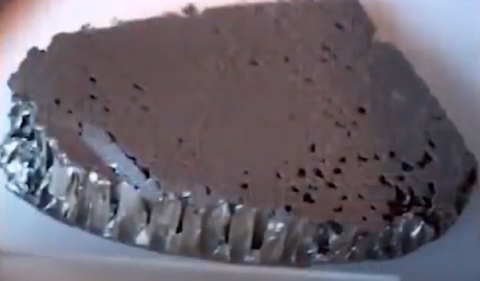 O homem que distribuiu pedaços de um ufo Captura de tela 2024 08 25 121532 | Polêmica | acidente, alien, destroços, mib, ufologia
