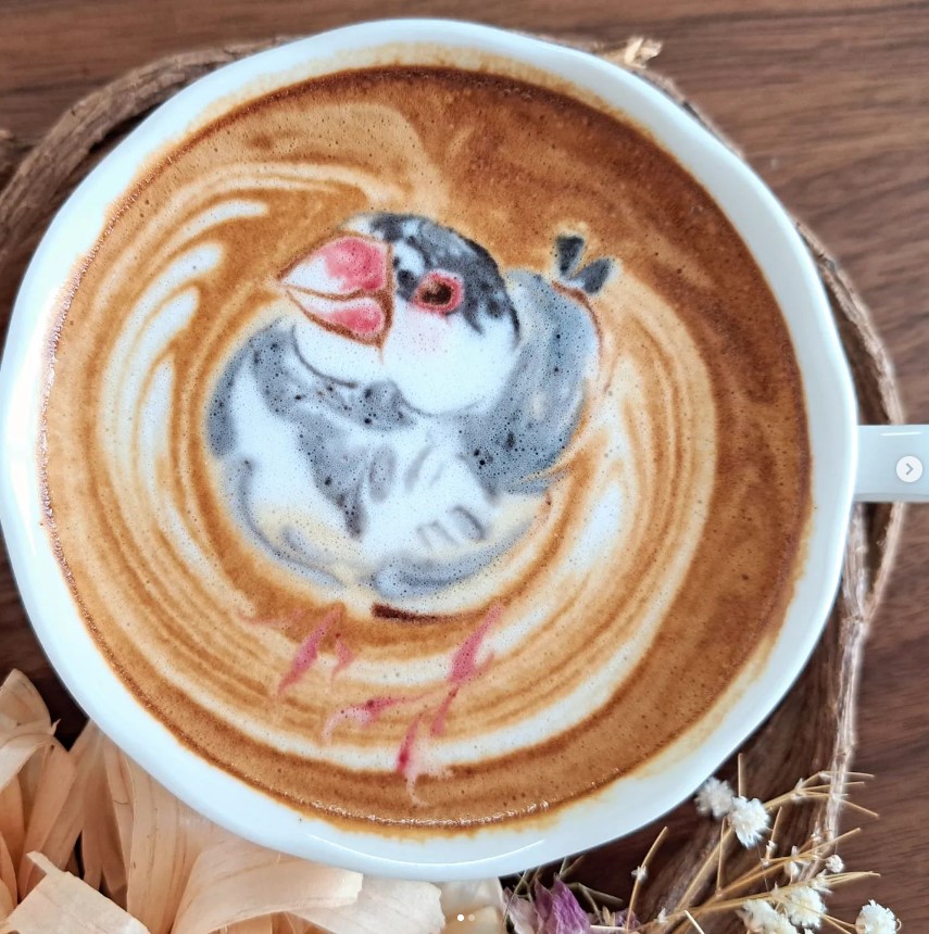 A barista que faz passarinhos em xícaras de café Captura de tela 2024 10 29 084717 | Curiosidades | Arte, café, curioso, japão, latter, passaros