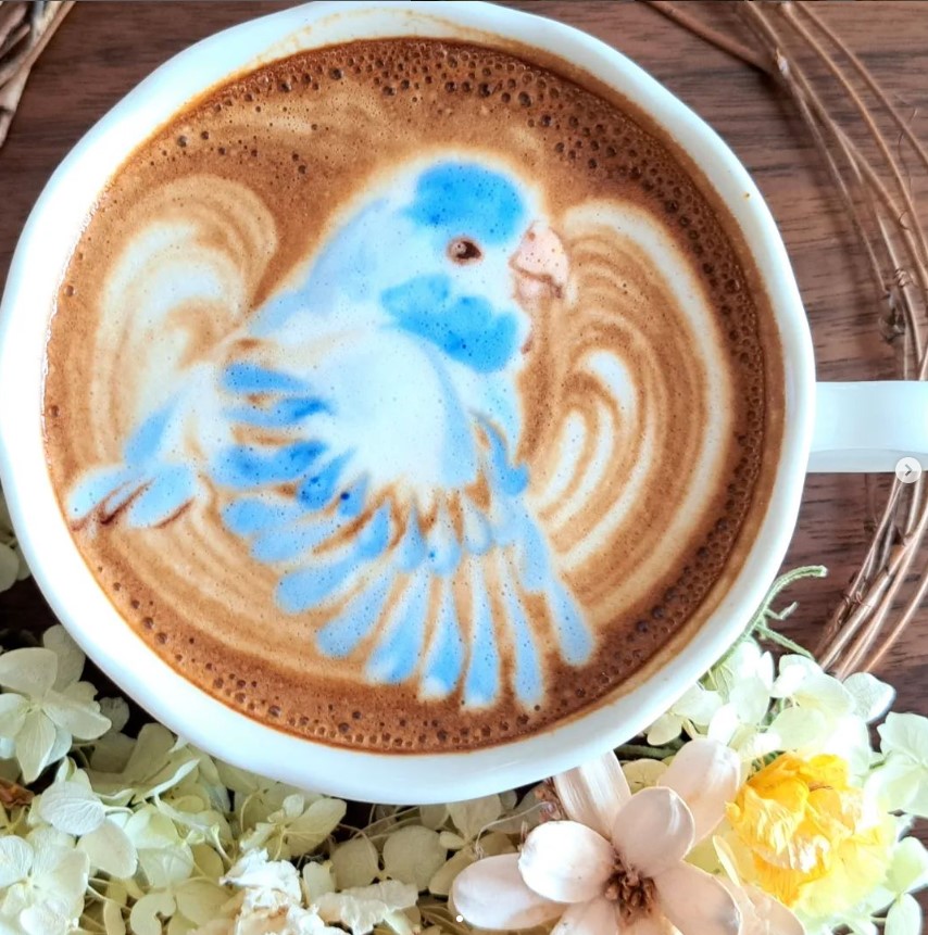 A barista que faz passarinhos em xícaras de café Captura de tela 2024 10 29 084748 | Curiosidades | Arte, café, curioso, japão, latter, passaros