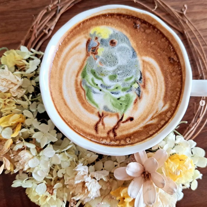 A barista que faz passarinhos em xícaras de café Captura de tela 2024 10 29 084815 | Curiosidades | Arte, café, curioso, japão, latter, passaros