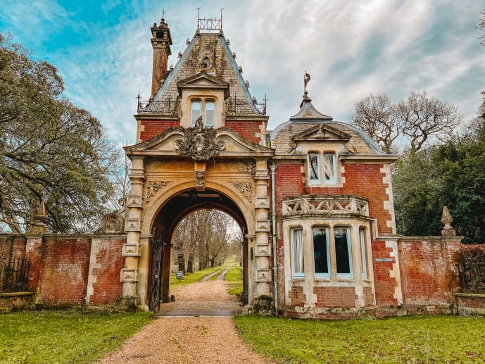 A casa-portão de Brockenhurst The Brockenhurst Gatehouse North Lodge New Forest 5 689x517 1 | Curiosidades | castelinho, incrível, lugares
