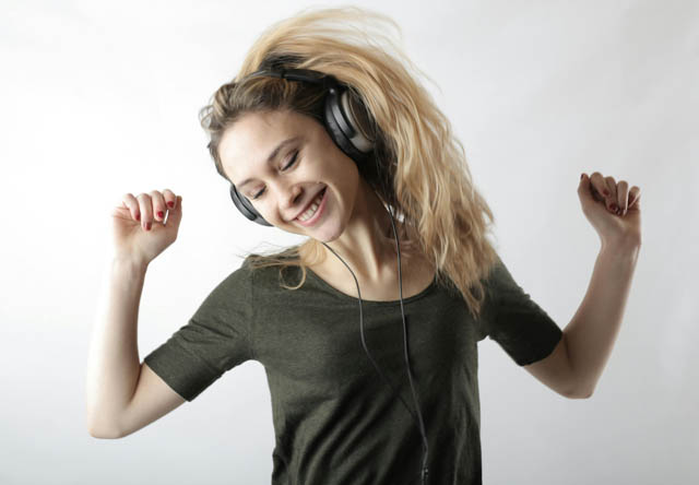 A playlist perfeita para uma festa no cassino: música que cria uma atmosfera de luxo pexels olly 3786522 | Dicas | dicas