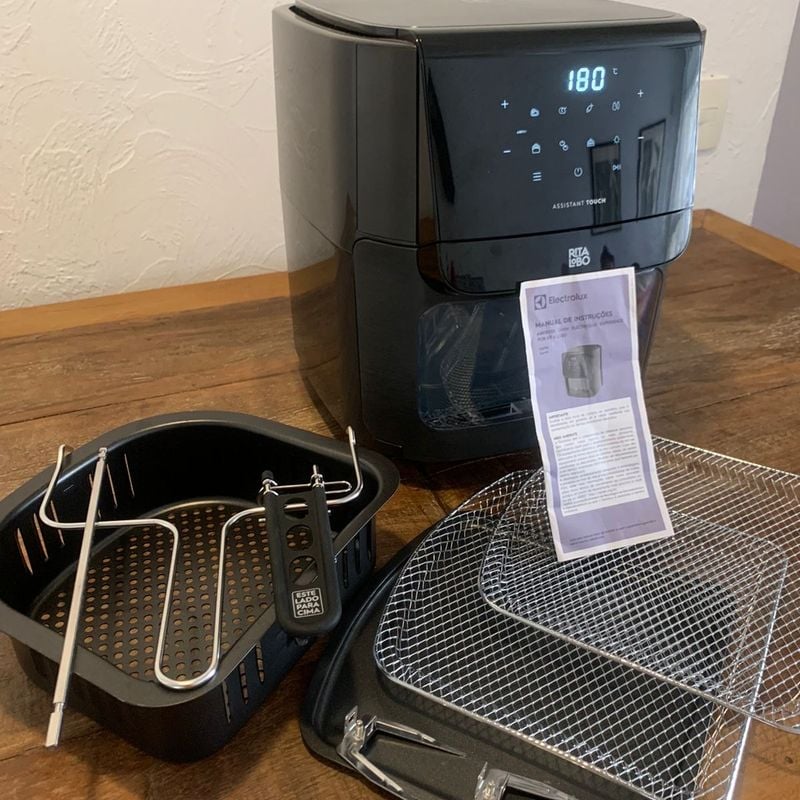 Air Fryer - Desvendando a Air Fraier: Benefícios, Dicas e Receitas para se deliciar! Cestas e grades que saem para facilitar a limpeza da air fryer: Muitas opções