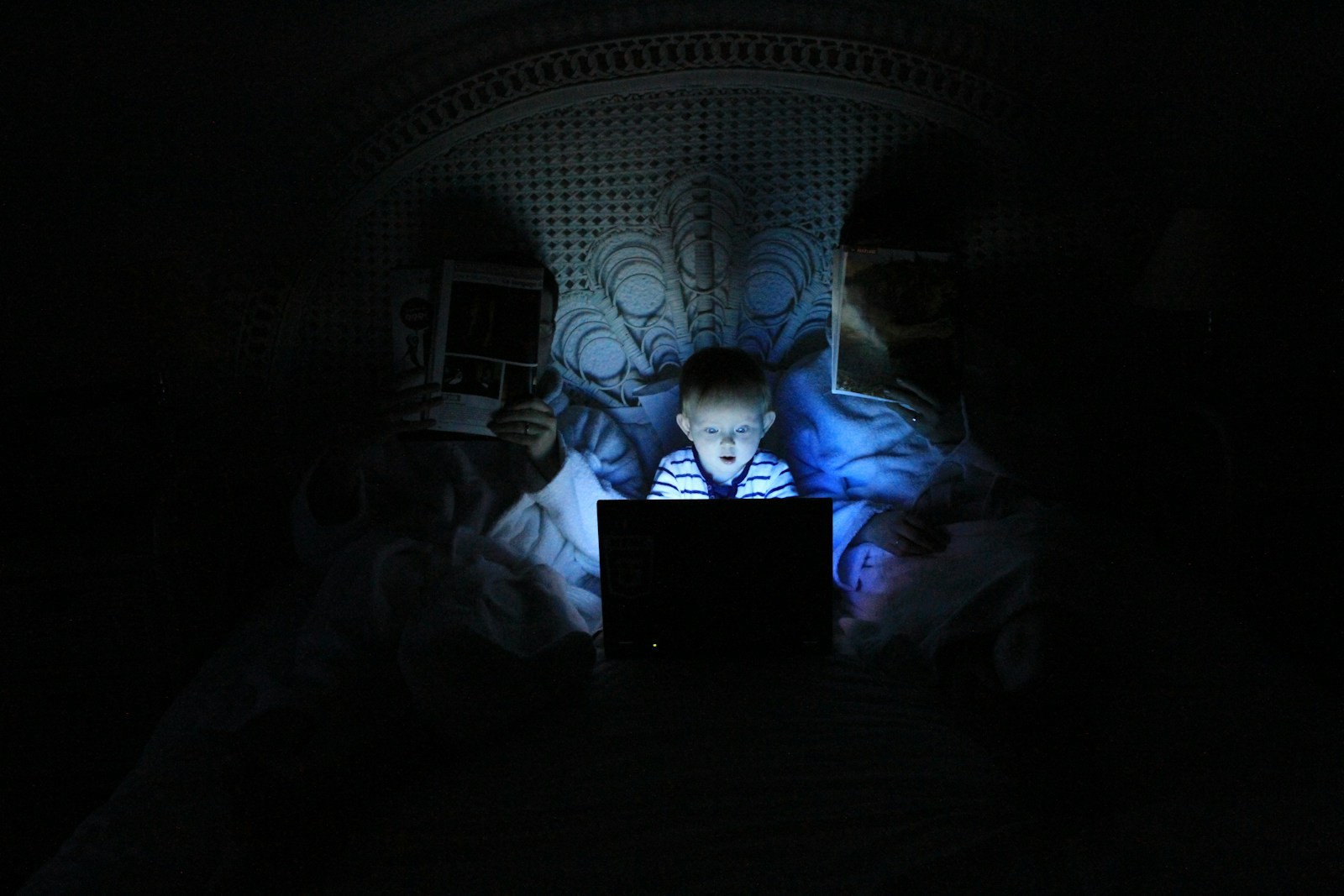 Dispositivos que nos prendem: como a IA pode ajudar a reduzir o tempo de tela? tempo de tela - boy playing at laptop inside room