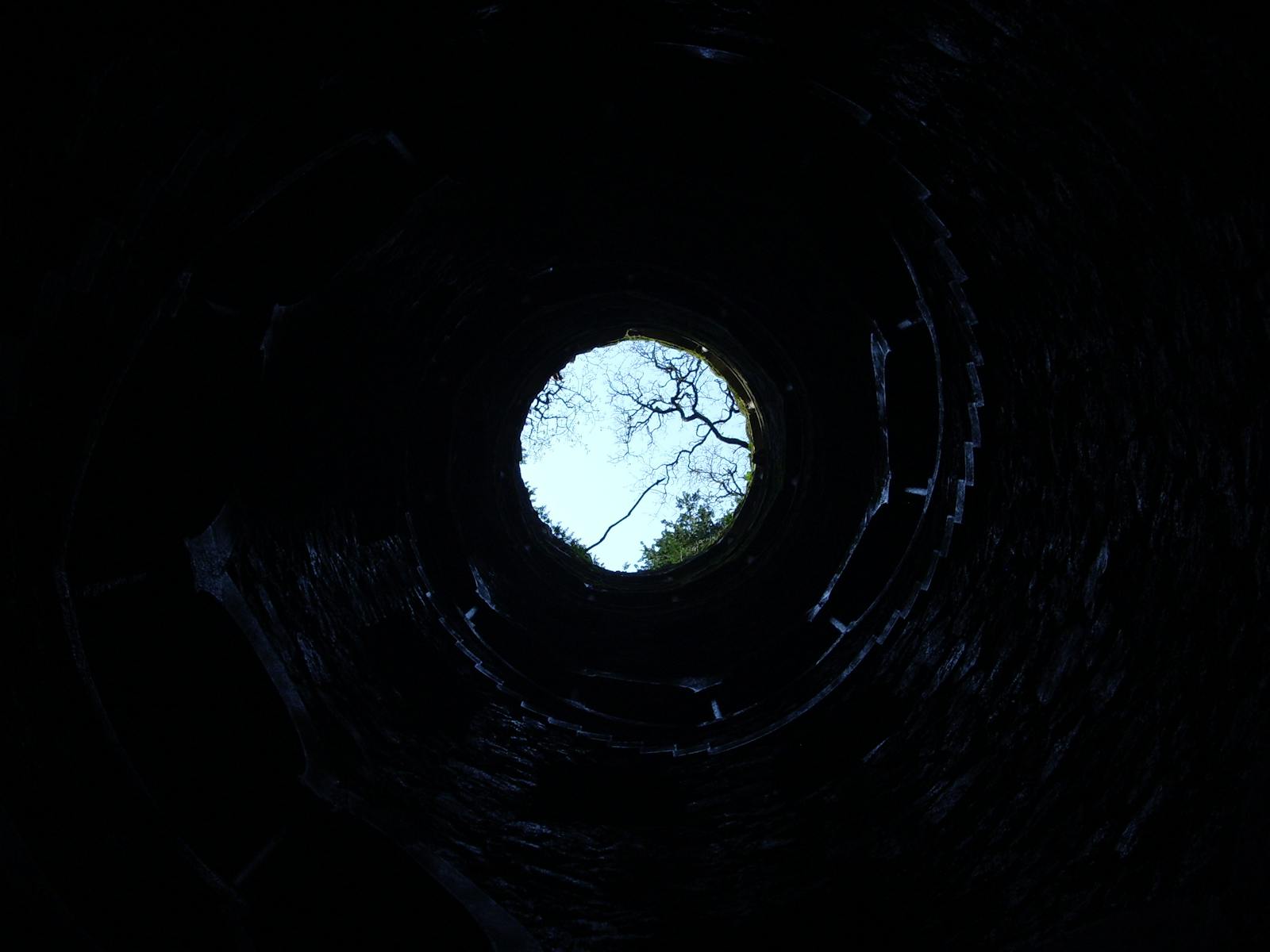 O sensacional poço dos templários em Sintra, Portugal O poço dos Templários