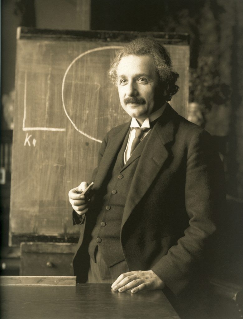 A teoria da paz mundial de Albert Einstein Albert Einstein durante uma palestra em Viena, 1921. Imagem de domínio público