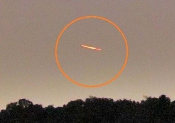 Um mesmo design de UFO em 7 casos diferentes Objeto com forma de charuto sobrevoa o Texas
