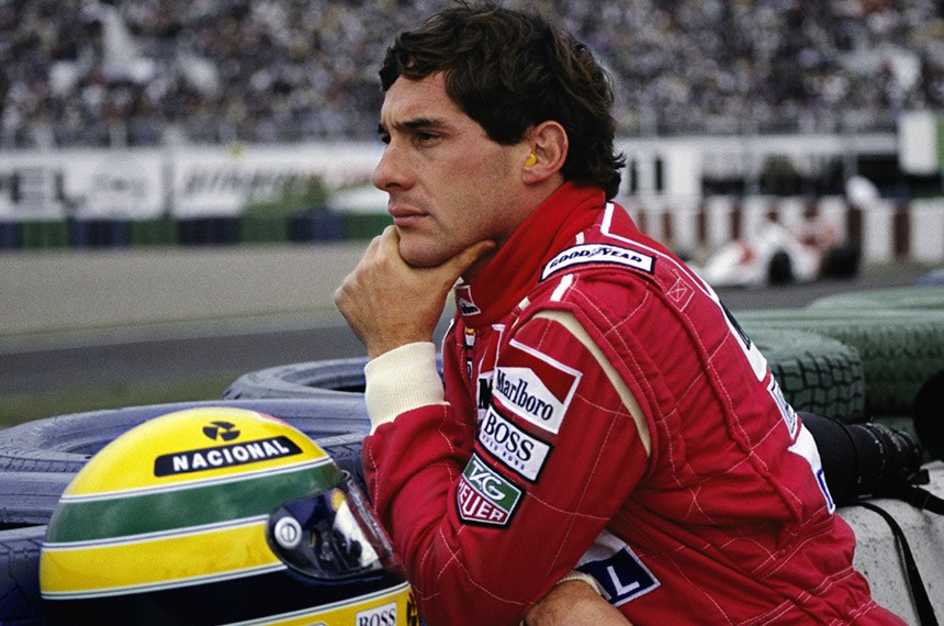 Ayrton Senna - o ídolo desconhecido da juventude ignorante Ayrton Senna no cockpit de um carro de Fórmula 1, representando sua paixão pelas corridas.