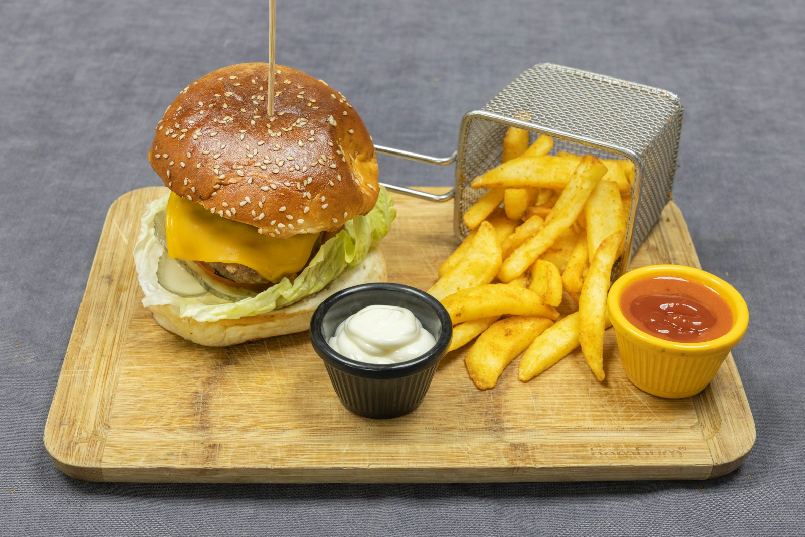 Filosofando sobre o hambúrguer burger and fries on brown wooden chopping board