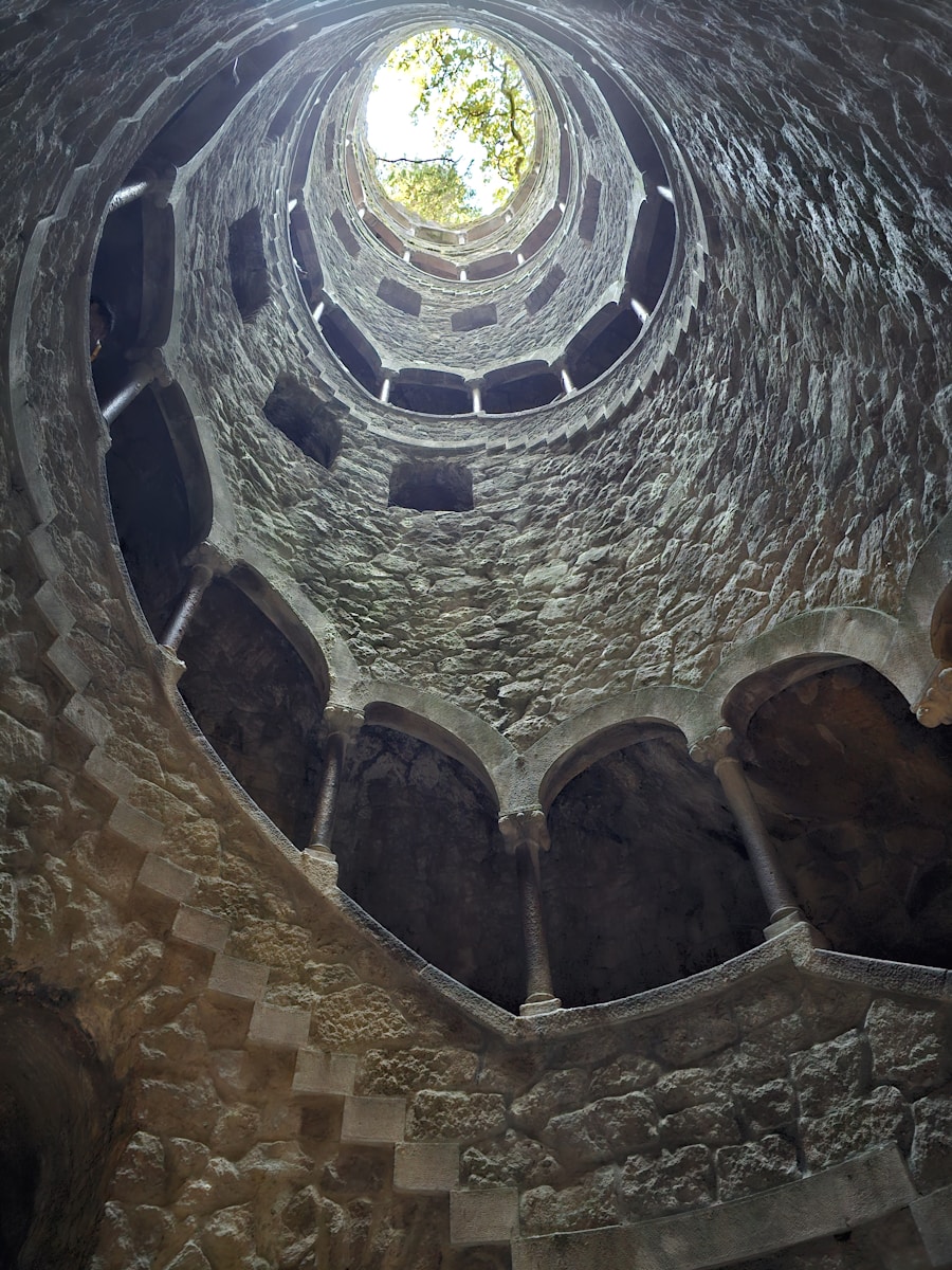 O sensacional poço dos templários em Sintra, Portugal O poço dos Templários visto do fundo