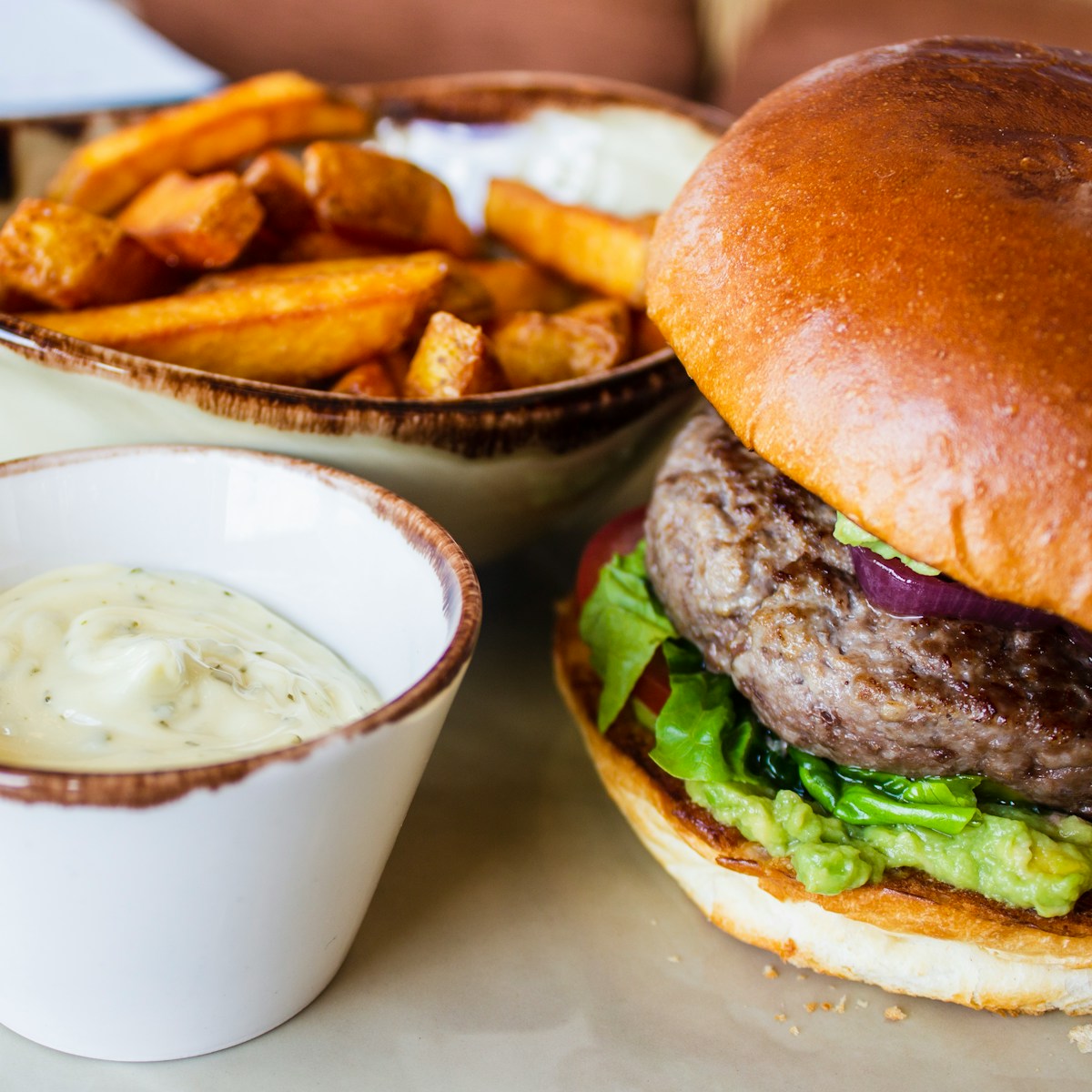 Filosofando sobre o hambúrguer burger with green leafy vegetable and fries