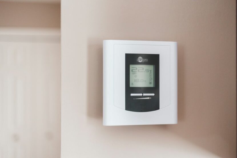 Luxo e conforto na decoração: Como elevar sua casa thermostat heating cooling 830x554 1 | Dicas | ambiente, arquitetura, casa, decoração, dicas