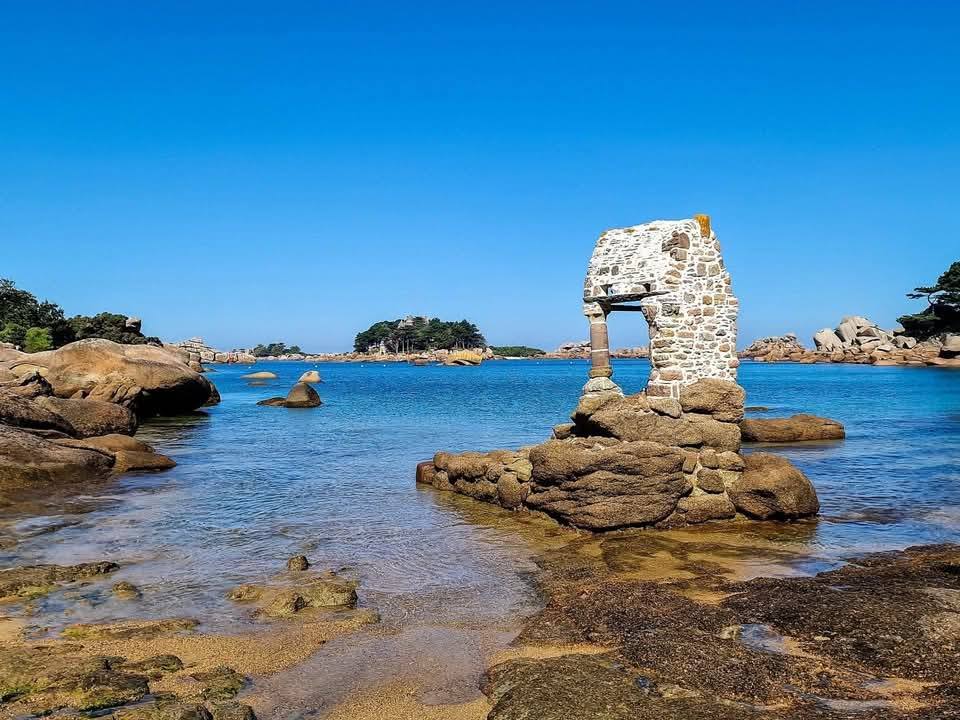 Melhor que um castelo e que uma ilha? Um castelo na ilha 473315762 591206927041462 5743776253123732413 n | Arquitetura | arquitetura, castelo, curioso, lugares