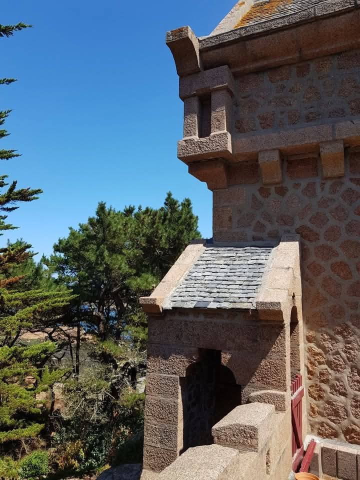Melhor que um castelo e que uma ilha? Um castelo na ilha 473325995 591206637041491 2107274075556772536 n | Arquitetura | arquitetura, castelo, curioso, lugares