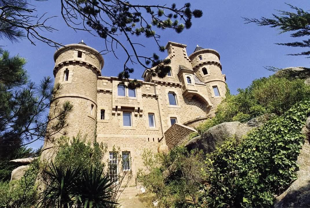 Melhor que um castelo e que uma ilha? Um castelo na ilha 473533942 591206137041541 6475882563145000422 n | Arquitetura | arquitetura, castelo, curioso, lugares