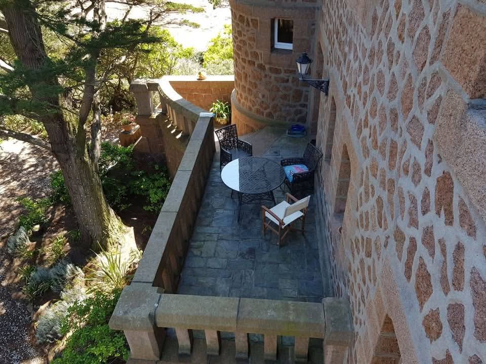 Melhor que um castelo e que uma ilha? Um castelo na ilha 473621288 591206530374835 9067730776554765277 n | Arquitetura | arquitetura, castelo, curioso, lugares