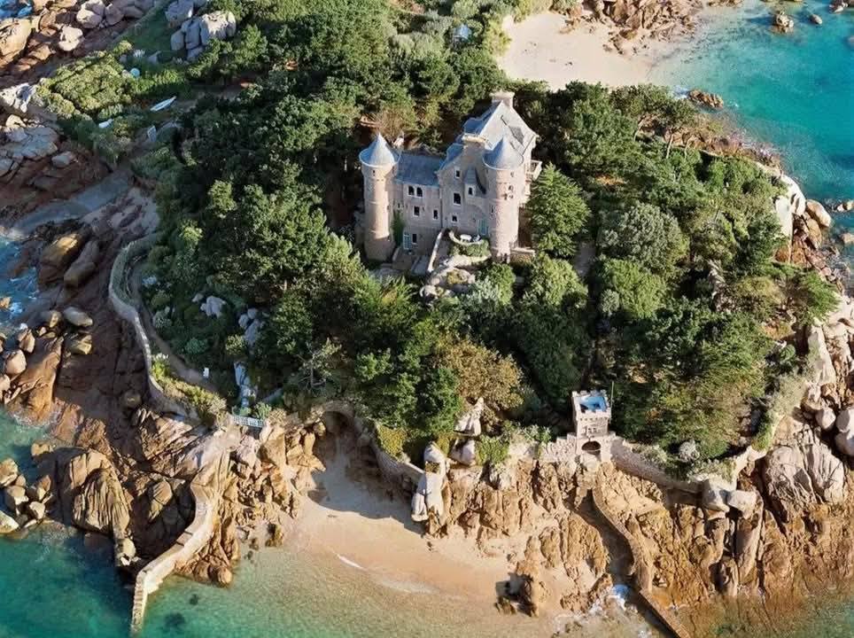 Melhor que um castelo e que uma ilha? Um castelo na ilha 473624932 591206010374887 5806034877714695485 n | Arquitetura | arquitetura, castelo, curioso, lugares