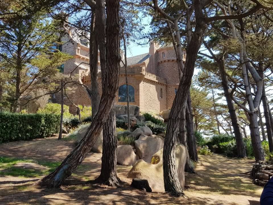 Melhor que um castelo e que uma ilha? Um castelo na ilha 473638336 591206723708149 3186802276177379453 n | Arquitetura | arquitetura, castelo, curioso, lugares