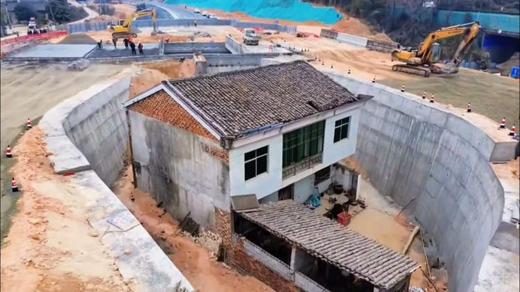 Chinês teimoso se recusa a mudar e agora a estrada passa quase em cima da casa dele Jinxi nail house2 | Bizarro | bizarro, china, chinês, estrada