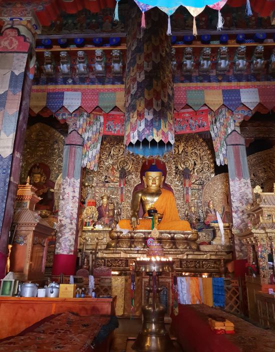 Descoberta uma misteriosa biblioteca que tem 84.000 livros Dentro do Salão Principal de Cantos do Monastério Sakya. Créditos da imagem: Richard Mortel/Flickr