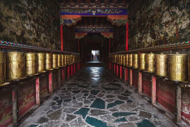 Descoberta uma misteriosa biblioteca que tem 84.000 livros Corredor com duas fileiras de rodas de oração ao longo das paredes no Mosteiro Sakya, Tibete, China. Créditos da imagem: Vladimir Zhoga/Shutterstock.com
