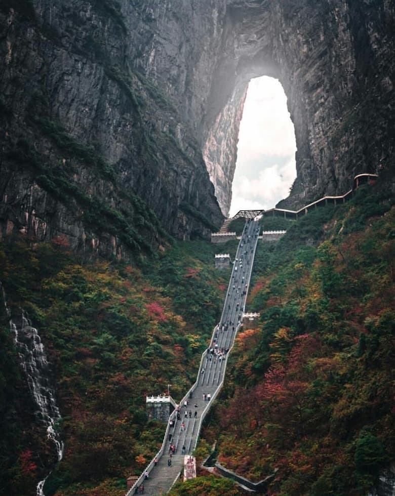 Ele quer subir as 50 montanhas da China de cabeça pra baixo @rkrkrk Tianmen Mountain region Gate | Bizarro | bizarro, china, façanha, incrível, recorde