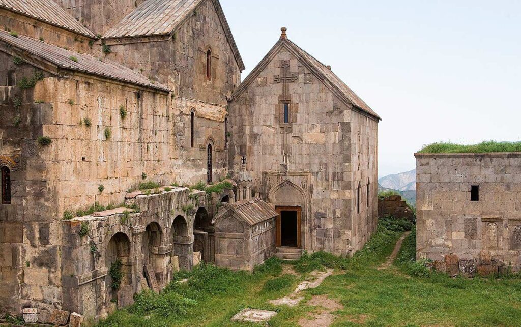O impressionante mosteiro de Tatev juju8 | Lugares | armênia, lugares, mosteiro