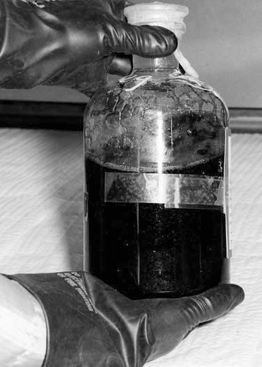 10 objetos bizarros encontrados em Lixões Frasco contendo Gas mostarda HD | Curiosidades | curiosidades, incrível, lixão, lixo, sorte