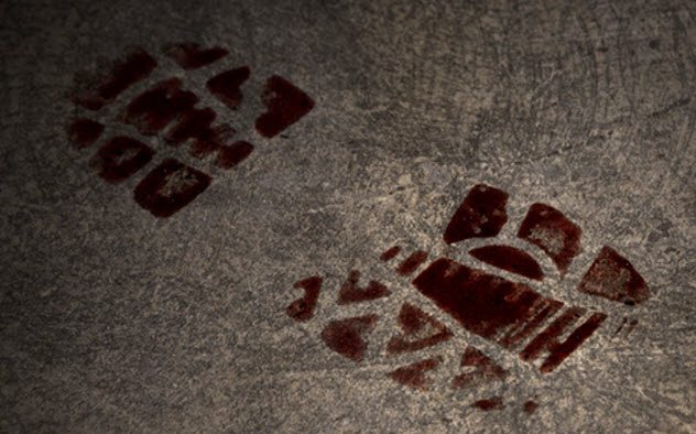 10 casos incríveis onde vitímas de assassinato ajudaram a solucionar seus próprios crimes 5a bloody footprint 175537670 | Bizarro | assassinato, bizarro, crimes, fantasmas, mortes