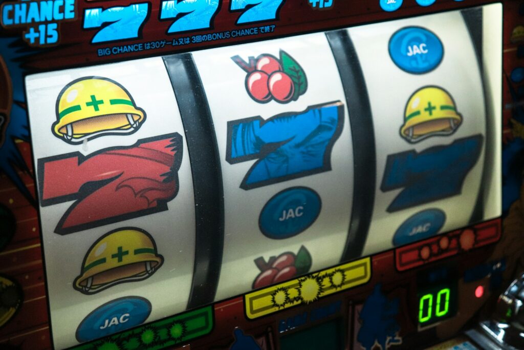 Existe estratégia nas máquinas Caça-Níqueis ou é tudo pura sorte? slot machine displaying three seven