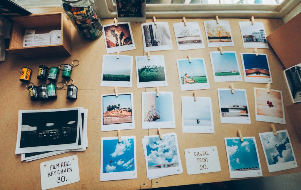 Foto gump do dia: A conquista da Polaroid assorted photos on beige wooden table