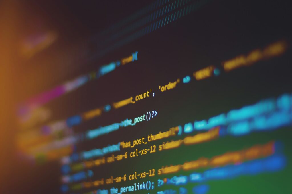 Dinheiro na Internet: Como fazer grana sendo jovem shallow focus photography of computer codes