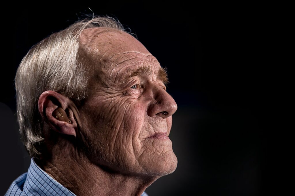 Conseguiram reverter o envelhecimento? side view of man's face