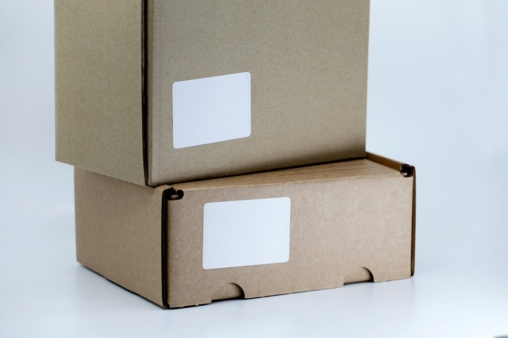 Dinheiro na Internet: Como fazer grana sendo jovem brown cardboard box on white table